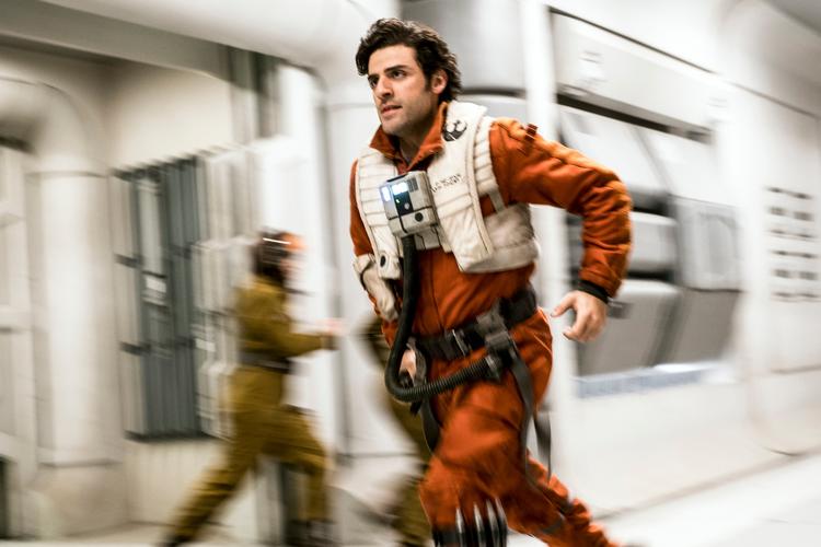 Oscar Isaac i en scene fra 'Star Wars: The Last Jedi', der trods premieredatoen 13. december nåede at blive årets mest sete film.  