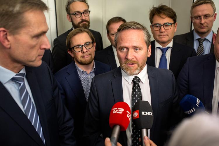 Der har i den seneste tid været megen turmult mellem DF og regeringen. 
   