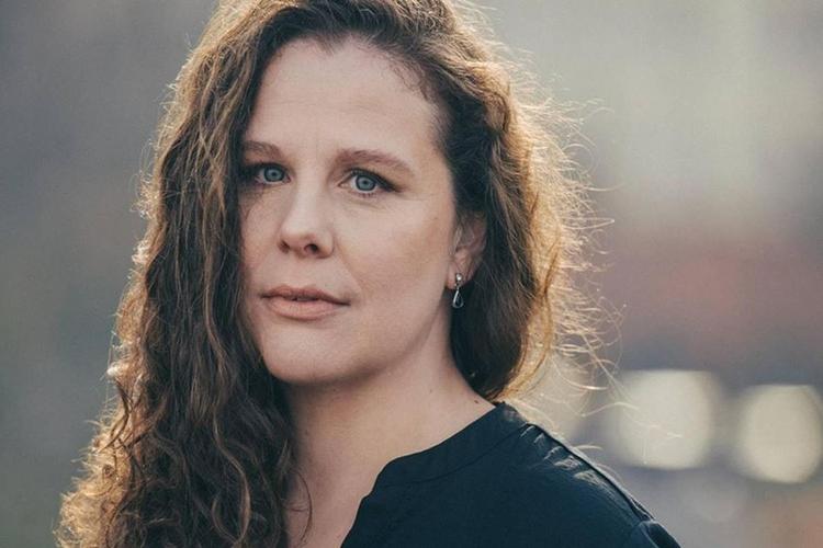 'I mit blod' er debutroman fra denne ingeniøruddannede svenske forfatter, der således lægger sig ind i slipstrømmen af rækken af vor nabos talrige kvindelige spændingsskrivere 
