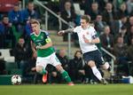 Norges anfører Stefan Johansen (th.) har sammen med sine holdkammerater på landsholdet accepteret en lønnedgang så kvinderne løftes.
     