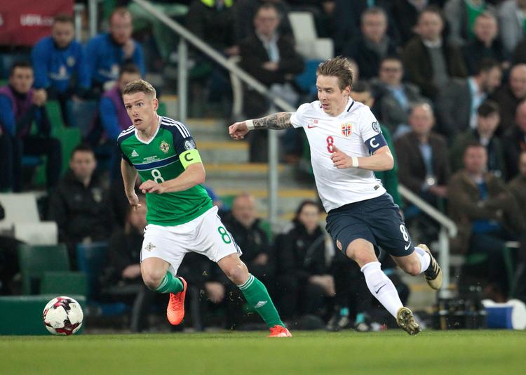 Norges anfører Stefan Johansen (th.) har sammen med sine holdkammerater på landsholdet accepteret en lønnedgang så kvinderne løftes.
     