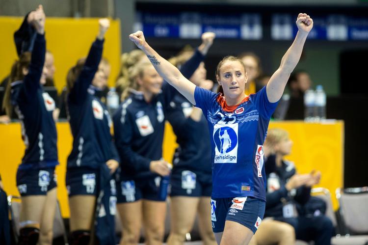 Norges Camilla Herrem fejrer en scoring under VM-kvartfinalen mod Rusland, der slet ikke kunne yde acceptabel modstand onsdag aften.
   
   