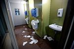 I gennemsnit huser de danske skoler toiletter, der har været i brug i over 20 år og bliver delt af op til 25 børn. 