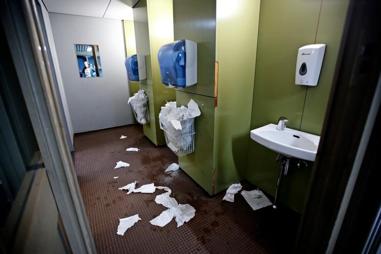 I gennemsnit huser de danske skoler toiletter, der har været i brug i over 20 år og bliver delt af op til 25 børn. 