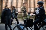 Regeringen besluttede i efteråret, at en lang række soldater fremover skulle overtage en række bevogtningsopgaver fra politiet som her ved den jødiske synagoge i København. 
   