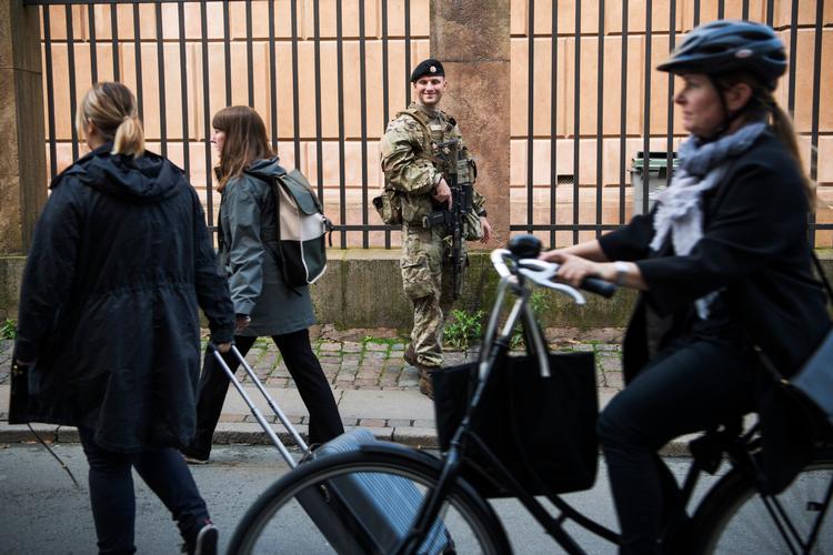 Regeringen besluttede i efteråret, at en lang række soldater fremover skulle overtage en række bevogtningsopgaver fra politiet som her ved den jødiske synagoge i København. 
   