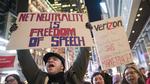 I New York har der været demonstrationer mod afviklingen af USAs net-neutralitetslovigvning foran Verizons telebutikker. Verizon bakker officielt op om FCC-formand Ajit Pais planer om at nedlægge lovgivningen. 