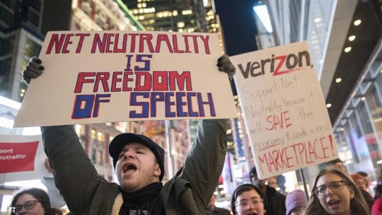 I New York har der været demonstrationer mod afviklingen af USAs net-neutralitetslovigvning foran Verizons telebutikker. Verizon bakker officielt op om FCC-formand Ajit Pais planer om at nedlægge lovgivningen. 