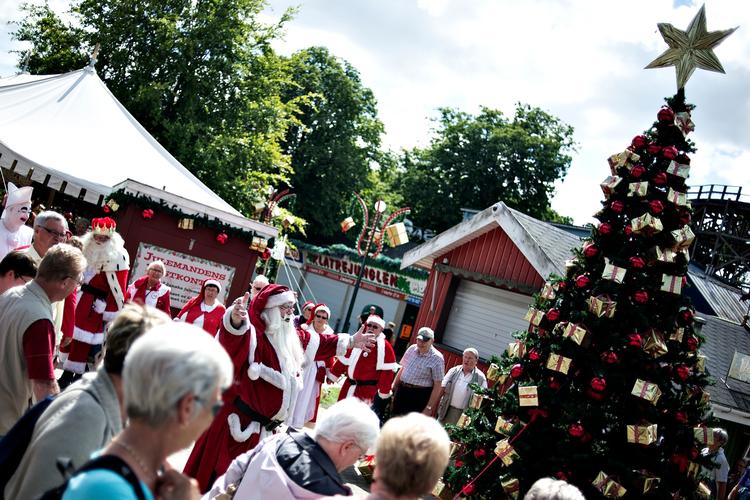Hver sommer fejret Dansk Julemands Laug jul på Bakken. Nu bliver det endelig muligt at fejre jul, når det rent faktisk ER jul.  