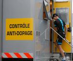 Det her har Chris Froome prøvet mange gange: At aflevere en dopingprøve efter en etape i Tour de France. Det har aldrig givet problemer - men da briten blev testet i Spanien Rundt, var der 'klumper' i prøven.
   Rebours Laurent/AP