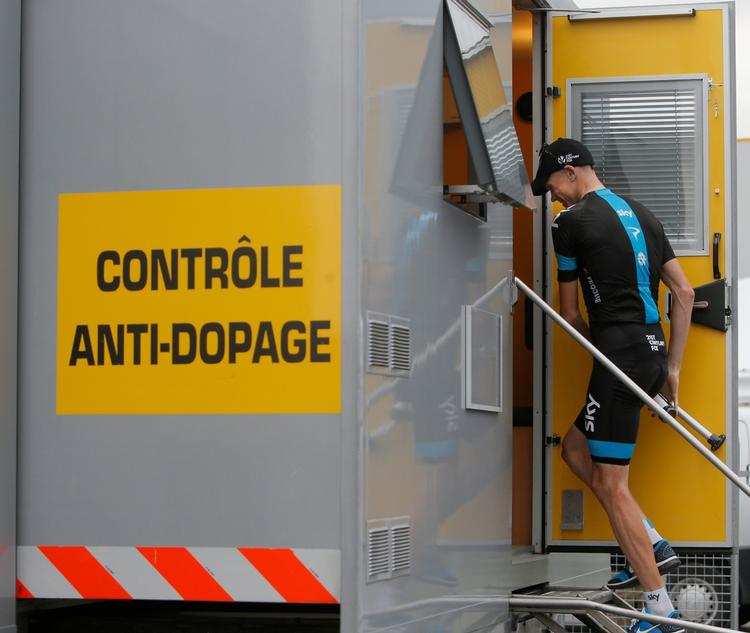 Det her har Chris Froome prøvet mange gange: At aflevere en dopingprøve efter en etape i Tour de France. Det har aldrig givet problemer - men da briten blev testet i Spanien Rundt, var der 'klumper' i prøven.
   Rebours Laurent/AP