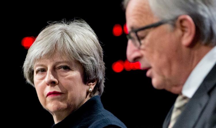 11 medlemmer af hendes eget parti endte med at gå imod hende, da det britiske parlament i aftes skulle stemme om Brexit-aftale.   