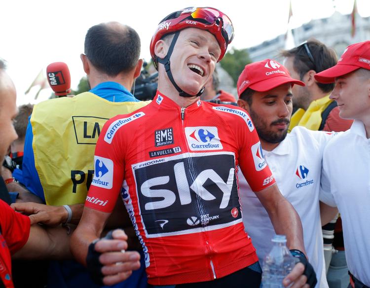 Chris Froome fejrer her sin sejr i Vuelta a España, men siden har en mistænkelig ddopingprøve rejst tvivl om, hvorvidt han skal have frataget sejren. 