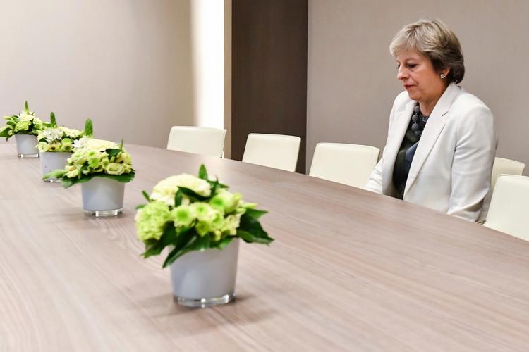 
Theresa May er presset fra alle sider i Brexitforhandlingerne forud for ugens EU-topmøde i Bruxelles. Billedet af en ensom May er fra EU-topmødet i oktober, hvor Brexit også var på dagsordenen. 