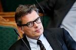 
    Venstres Jan E. Jørgensen er ikke begejstret for partiets linje om, at det i sidste ende skal kunne resultere i fængsel at gå med burka offentligt.
   