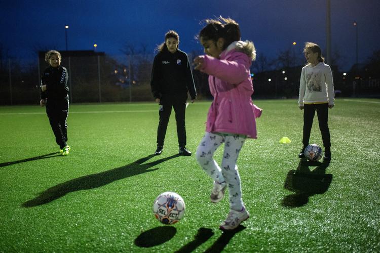 Regeringspartiet Venstre har i årevis opfordret udlændinge til at lave frivilligt arbejde for at styrke integrationen. Men for nogle udlændinge er det ulovligt. Træner Ilknur Kekec modtog for to måneder siden Venstres Frihedspris for hendes arbejde med at integrere indvandrere gennem fodbold. Hun kritiserer reglerne for udlændinge, der skal søge tilladelser til at arbejde frvilligt. Foto: Andreas Haubjerg/POLFOTO
   