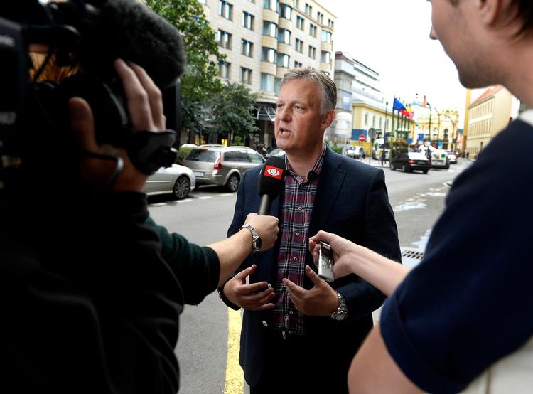 Thomas Christensen mener ikke, han kunne agere anderledes i sagen om det nye fodboldcenter på Fyn, men han kritiseres for sin rolle.
   