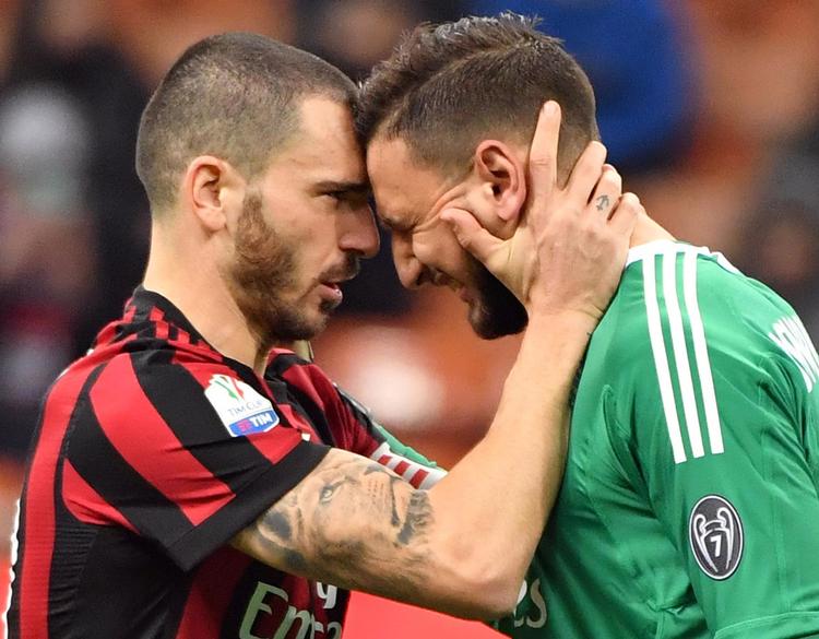 Onsdag aften måtte erfarne Leonardo Bonucci trøste den grædende målmand Gianluigi Donnarumma under pokalkampen mod Verona. 
   