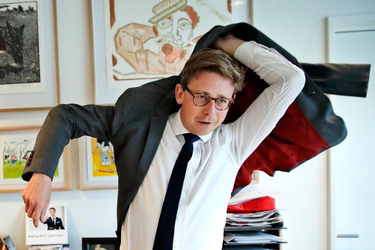  Skatteminister Karsten Lauritzen (V) fotograferet på sit kontor i Skatteministeriet.  