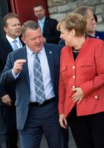 
    Danmarks statsminister, Lars Løkke Rasmussen,  sammen med Tysklands kansler, Angela Merkel, ved et tidligere EU-topmøde i Tallinn i Estland. (AP Photo/Virginia Mayo) 
   