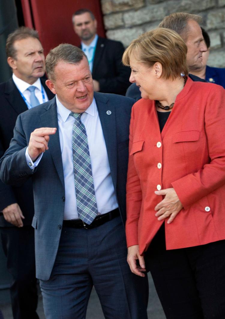 
    Danmarks statsminister, Lars Løkke Rasmussen,  sammen med Tysklands kansler, Angela Merkel, ved et tidligere EU-topmøde i Tallinn i Estland. (AP Photo/Virginia Mayo) 
   