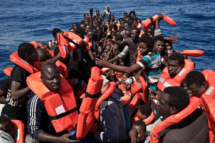 Europa har en forpligtelse til at hjælpe verdens fattige og udsatte. Men hvis vi kun bruger hjertet uden at få hovedet med, så gør vi det ikke bare ineffektivt - vi risikerer også at skade, mere end vi gavner. Det er nogle af de tanker, som den britiske migrationsforsker Paul Collier tog med, da han i denne uge gæstede København. 