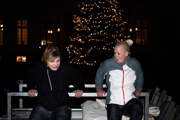 Efter Sund Start forløbets afslutning træner Michelle Evers Dalsgaard (th.) og Anne-Mette Krog Aagreen videre. Sammen med de andre deltagere fra forløbet mødes de en eller flere gange om ugen i Bernstorffsparken nord for København. Her skiftes de til at agere ’træner’ for holdet. 