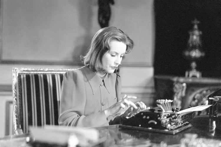 Greta Garbo ses her i en scene fra 'Ninotchka' fra 1939.  