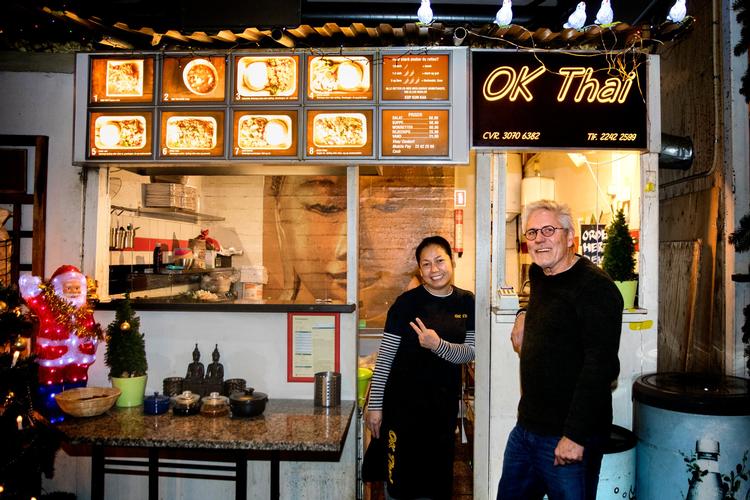 Ole Kristensen, uddannet psykolog, driver boden OK Thai med sin kone Khantamast.  
