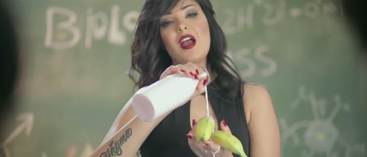 Der er mælk og bananer med på madpakken i musikvideoen, der foregår i et klasseværelse.  