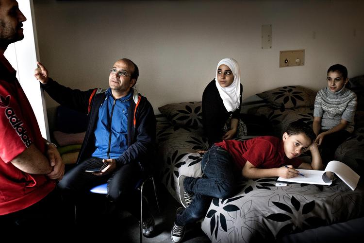 For tre år siden begyndte en stor flygtningestrøm fra især Syrien. Dengang mødte Politiken Baraa Jehad, Abdo Al Shalabi, Shaadi, Ayman og Etaf, som ventede på at få familiemedlemmer til Danmark. 