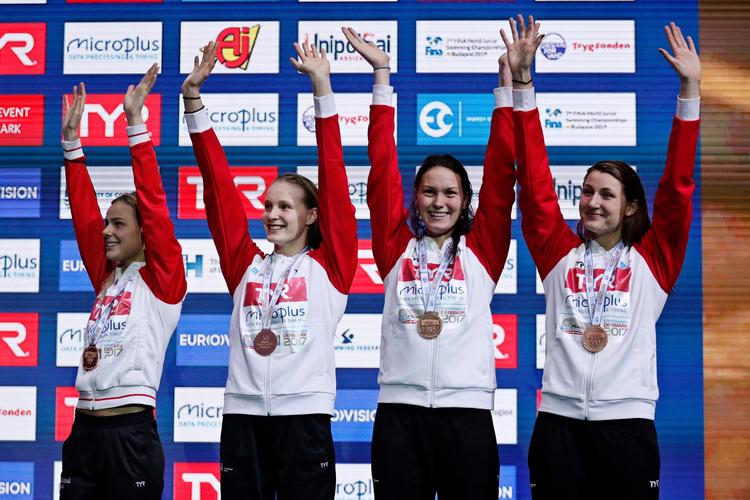 Pernille Blume, 17-årige Julie Kepp Jensen, Mie Ø. Nielsen og Emilie Beckmann med deres  bronzemedaljer.
   