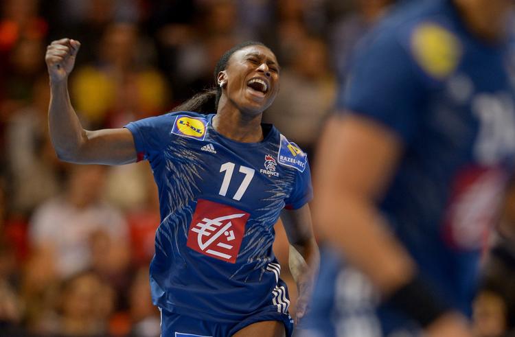 GFrankrigs Siraba Dembele fejrer et mål og siden kunne hun juble over en plads i VM-finalen. 