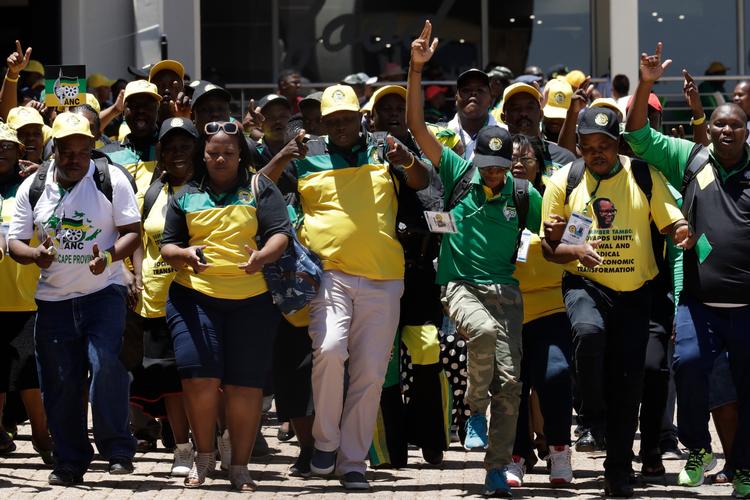 Afgørelsen. Det er op til de 5.000 delegerede på ANC's partikongres at vælge partiets formand. Uanset godt humør og dans skal der træffes skæbnesvanger beslutninger for Sydafrika. 
     