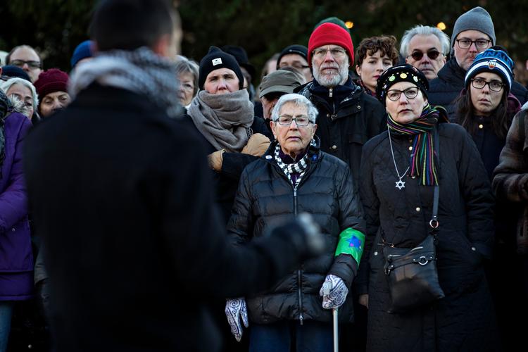 En af de fremmødte ved dagens demonstration var 93-årige Holocaust-overlever Lea Gleitman (i midten), der siden 1946 har boet i Sverige. Den seneste tids antisemitiske anslag har rystet hendes tro på, at verden aldrig ville opleve noget som Holocaust igen.  