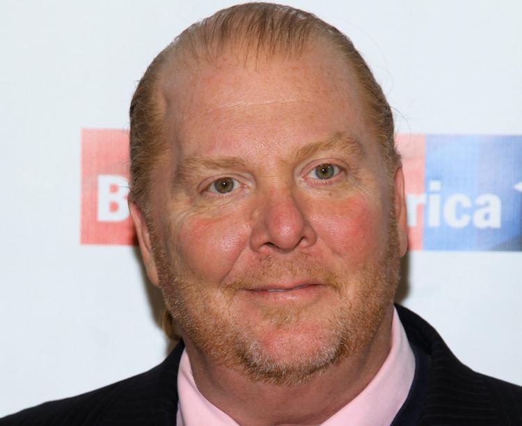 Den kendte amerikanske kok og restauratør Mario Batali blev kaldt for 'den røde plage' af kvinder i restaurationsbranchen. Efter adskillige kvinder har fortalt om seksuelle krænkelser, er han nu fratrådt ledelsen af sit firma.   