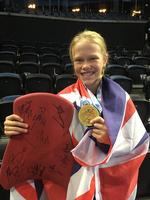 12-årige Alma blev aftenens hovedperson i Royal Arena, da hun først fik Adam Peatys autograf på sin bensparkplade og efterfølgende englænderens guldmedalje - med en ny autograf. 