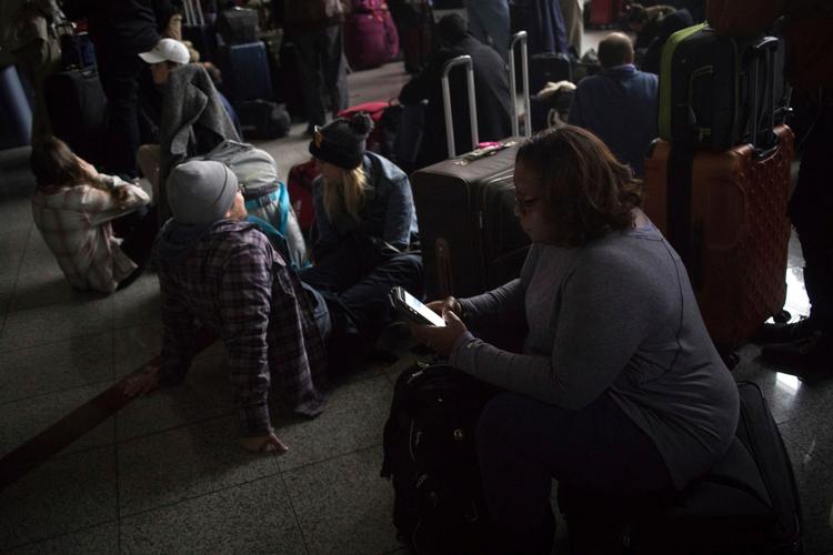 Passagerer i Hartsfield-Jackson lufthavnen i Atlanta har måttet tilbringe ventetiden efter strømnedbruddet  i mørke. 