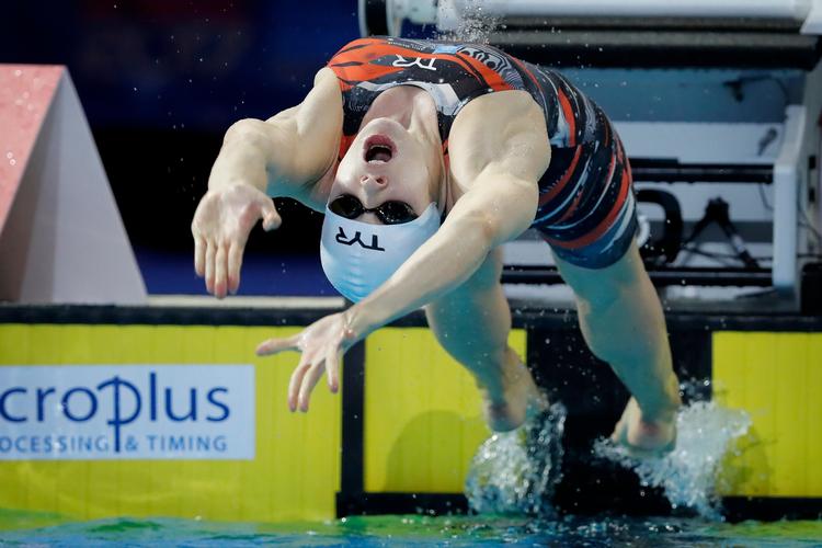 Danmarks Julie Kepp Jensen i finalen i 50 meter ryg.
   