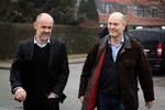 Tibet-sagens hovedperson, Claus Hjelm Olsen (th), på vej til afhøring i kommissionen med sin advokat Anders Németh.
   