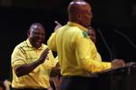 Vicepræsident Cyril Ramaphosa griner af præsident Jacob Zuma under ANC's kongres i Soweto i Johannedsburg.  