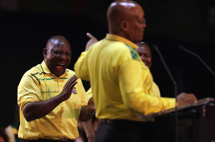 Vicepræsident Cyril Ramaphosa griner af præsident Jacob Zuma under ANC's kongres i Soweto i Johannedsburg.  