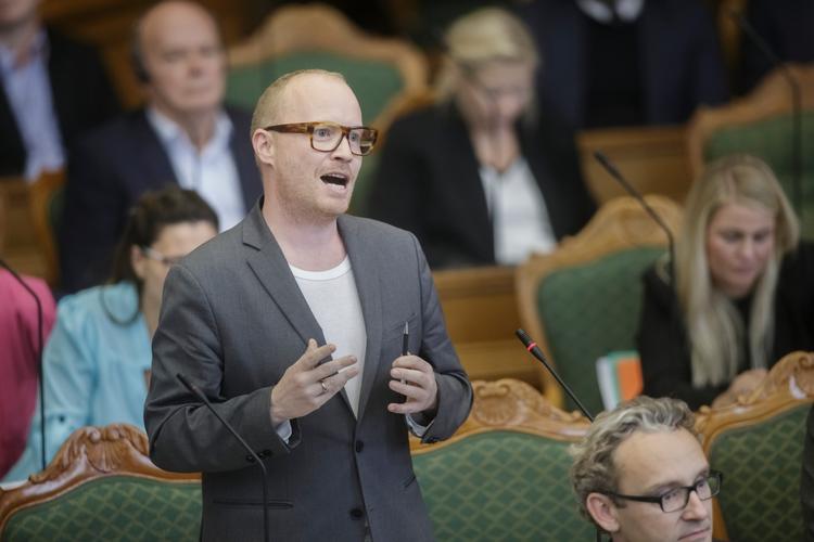 
   Alternativets Rasmus Nordqvist vil nu have kulturminister Mette Bock (LA) til at svare på spørgsmål om den aflyste P1-julekalender 'Jul i republikken'.  