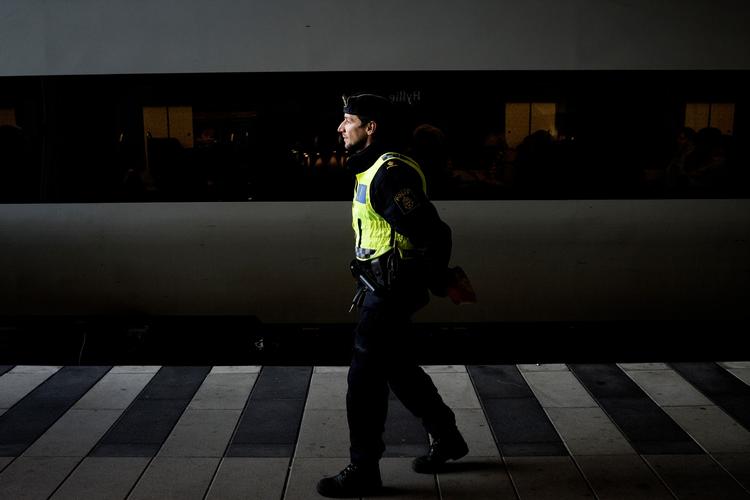 Svensk politimand patruljerer banegård i Malmø 