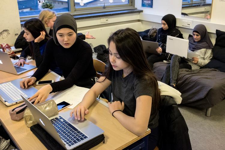 Lygten Skole er en kristen friskole, men det er også en lokal skole, som afspejler beboersammensætningen på Nørrebro.
   