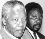 På dette arkivfoto fra 1992 ses den tidligere ANC-leder og sydafrikanske præsident, Nelson Mandela, sammen med den nyvalgte ANC-leder, Cyril Ramaphosa. Arkivfoto Parkin John
