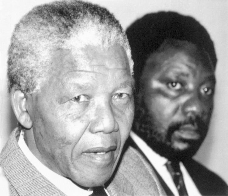 På dette arkivfoto fra 1992 ses den tidligere ANC-leder og sydafrikanske præsident, Nelson Mandela, sammen med den nyvalgte ANC-leder, Cyril Ramaphosa. Arkivfoto Parkin John