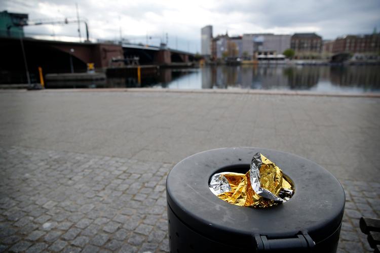 Et af redningsberedskabets folietæpper ligger tilbage i en affaldskurv efter den påsejling, der kostede to unge kvinder livet. 