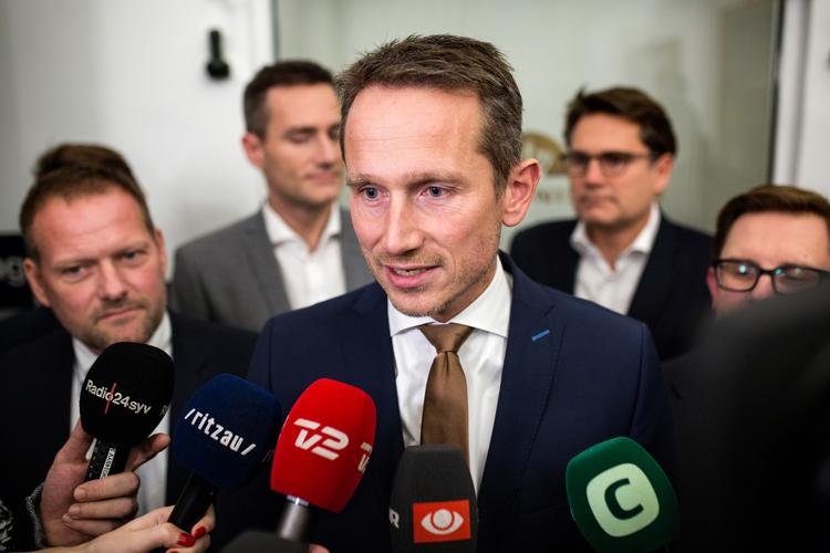 Finansminister Kristian Jensen (V) på vej ud fra forhandlinger med Dansk Folkeparti om finansloven tidligere på måneden. 