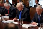 Den amerikanske præsidident beder en stille bøn under et regeringsmøde onsdag aften. Efter regeringsmødet fastslog Donald Trump, at den tid er forbi, hvor man både kan modtage støtte fra USA og stemme imod USA i FN.    